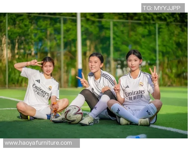 当绿茵场上的传奇相遇:国外足球明星的梦幻联动与情感纠葛 当绿茵场上的传奇相遇:国外足球明星的梦幻联动与情感纠葛