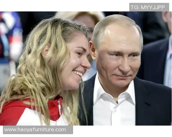 普京与足球明星亲密合影展现友谊与体育精神的完美结合 普京与足球明星亲密合影展现友谊与体育精神的完美结合